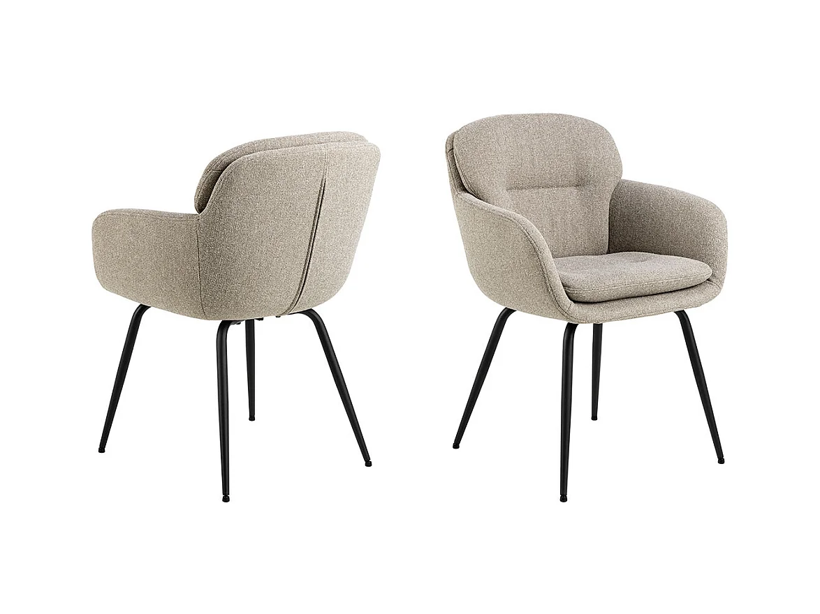Sedia da pranzo Dora con braccioli in tessuto beige.