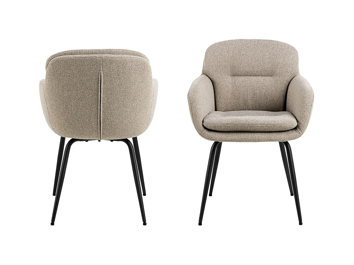 Sedia da pranzo Dora con braccioli in tessuto beige.