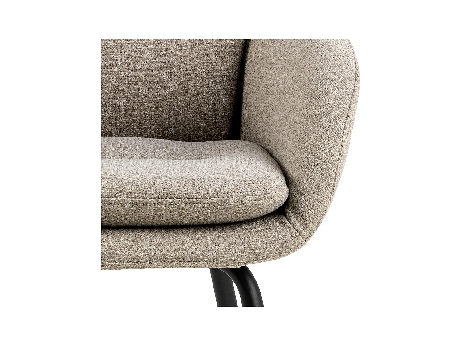 Sedia da pranzo Dora con braccioli in tessuto beige.