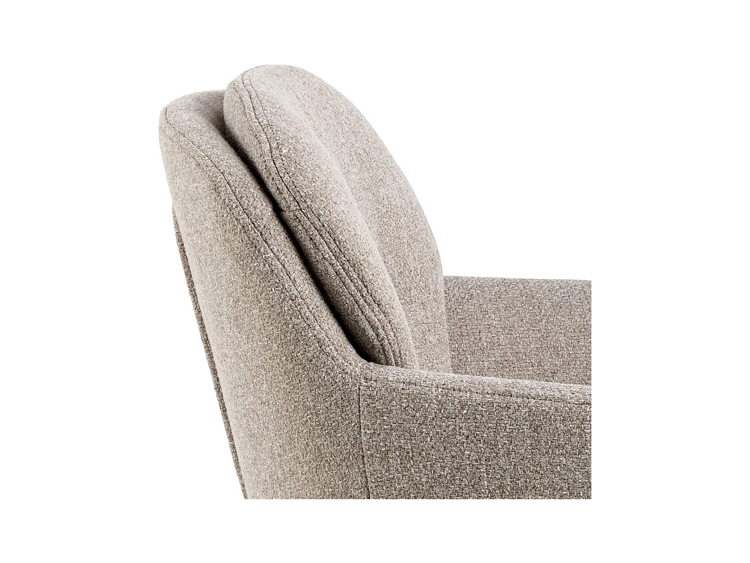 Sedia da pranzo Dora con braccioli in tessuto beige.