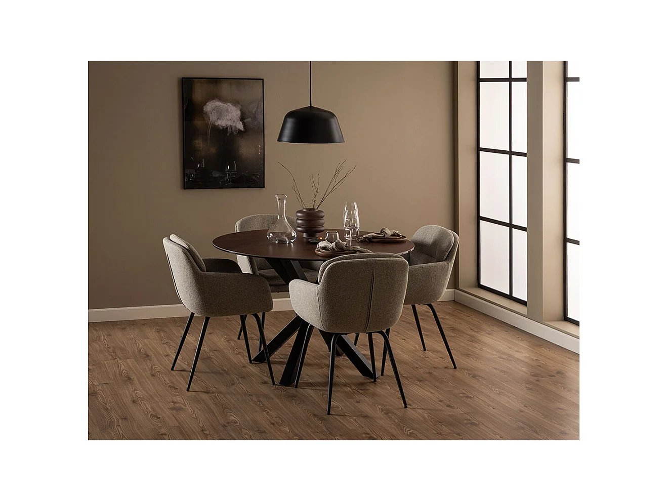 Sedia da pranzo Dora con braccioli in tessuto beige.
