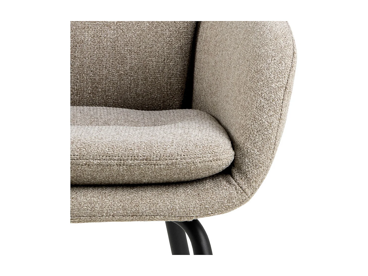 Sedia da pranzo Dora con braccioli in tessuto beige.