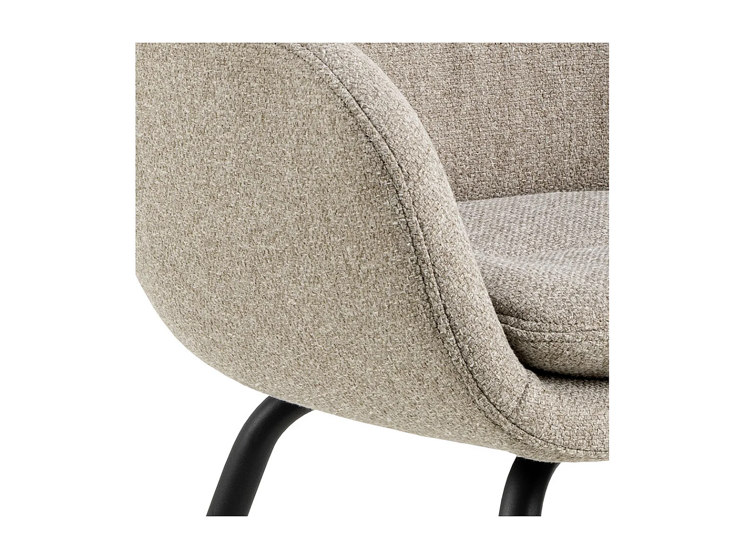 Sedia da pranzo Dora con braccioli in tessuto beige.