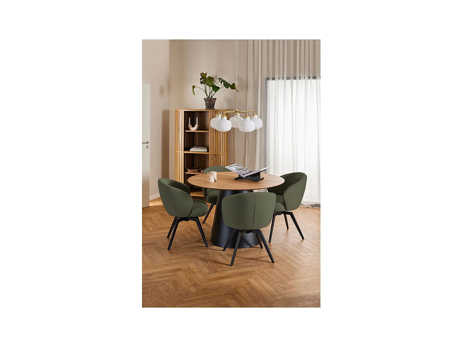 Darlene chaise de salle à manger avec accoudoirs tissu vert.