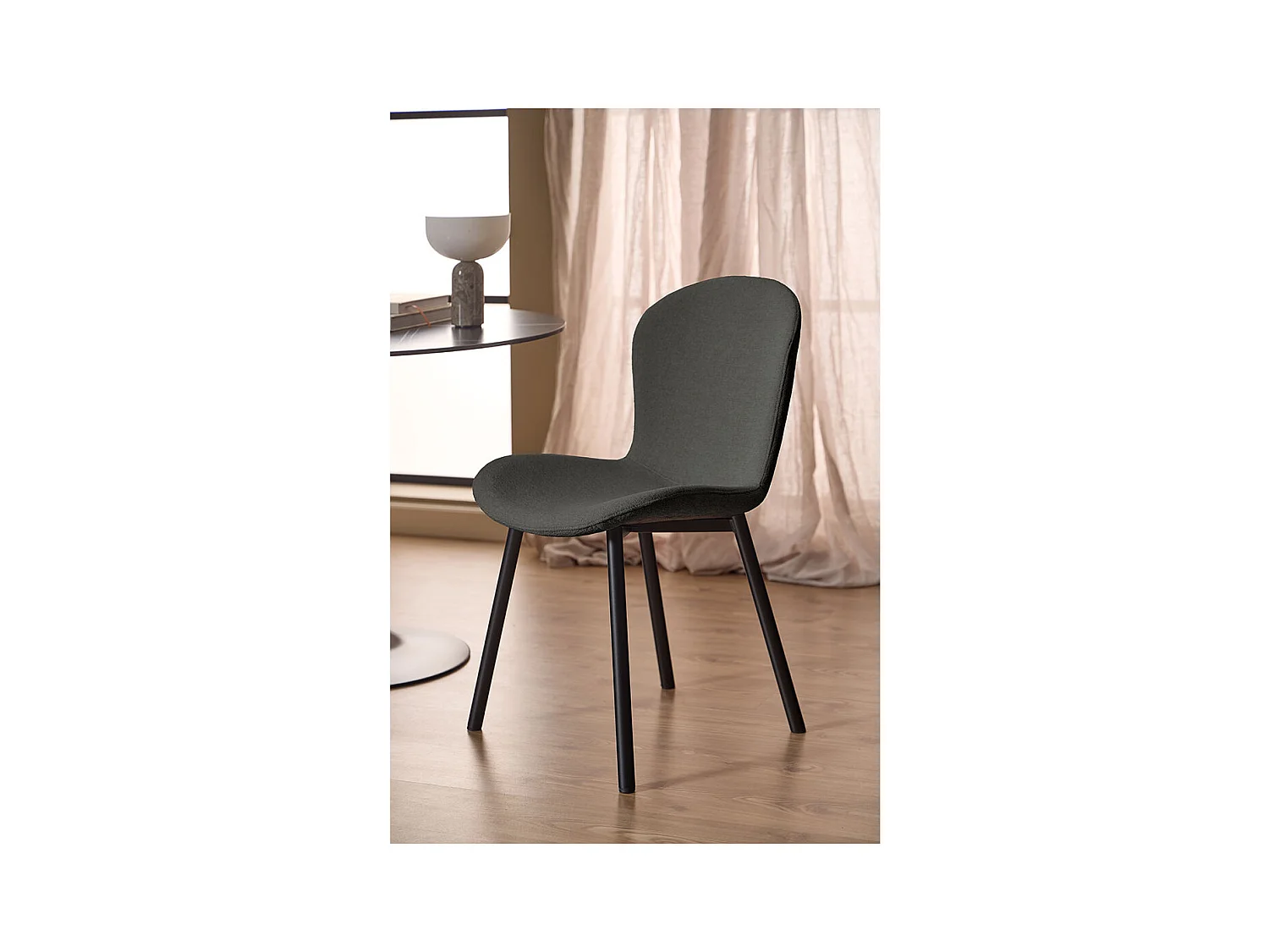 Esra chaise de salle à manger gris foncé.