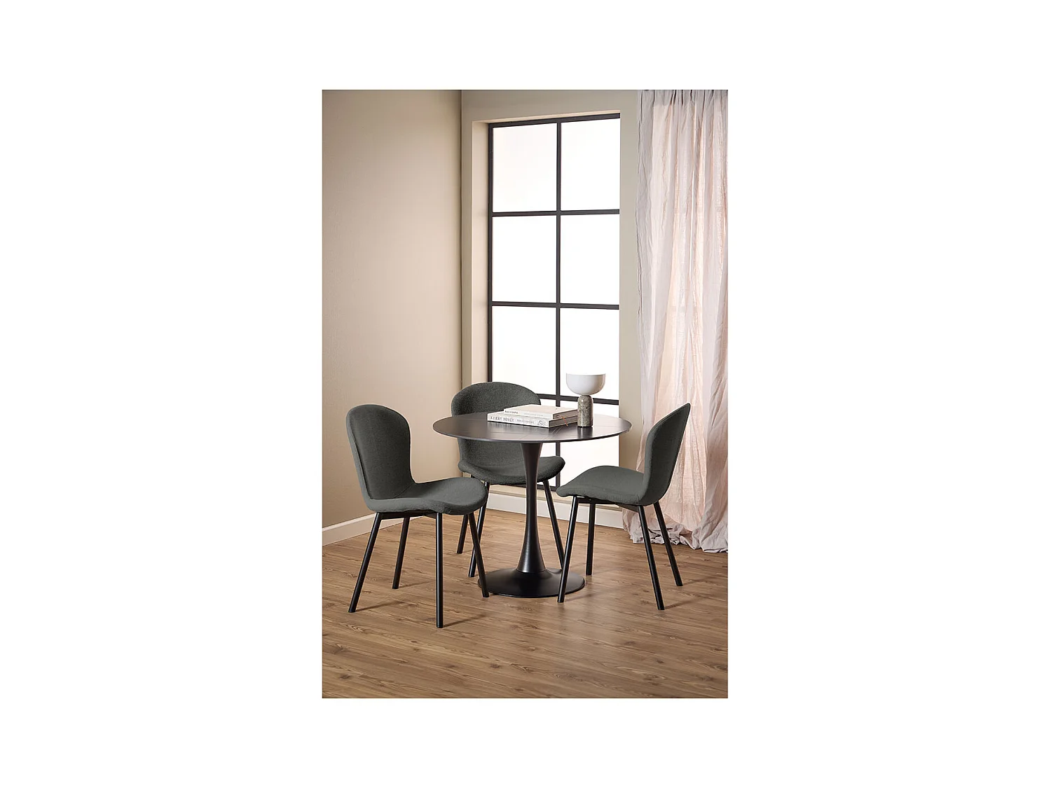 Esra chaise de salle à manger gris foncé.