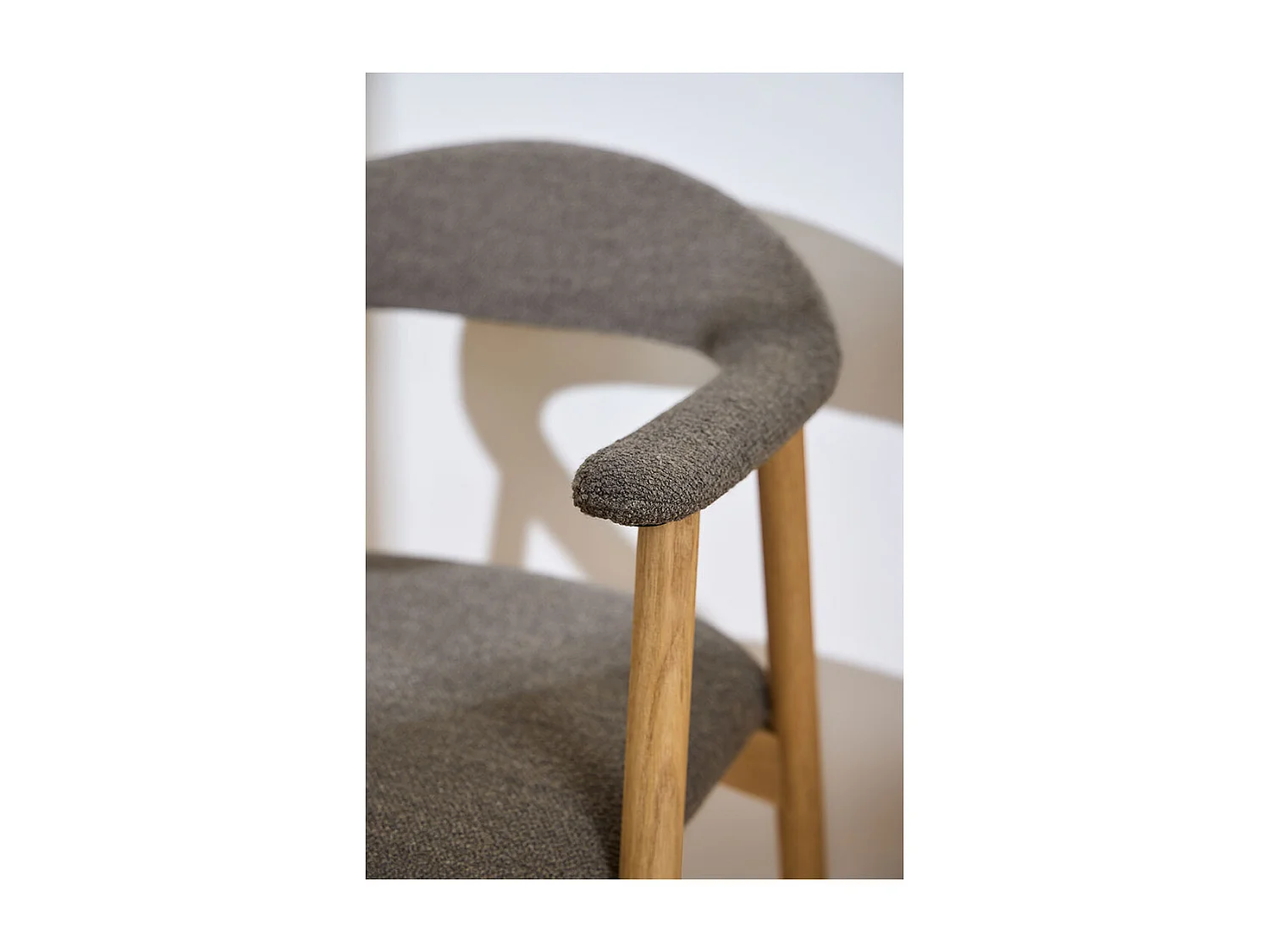 Addi chaise de salle à manger avec accoudoirs bouclé gris.