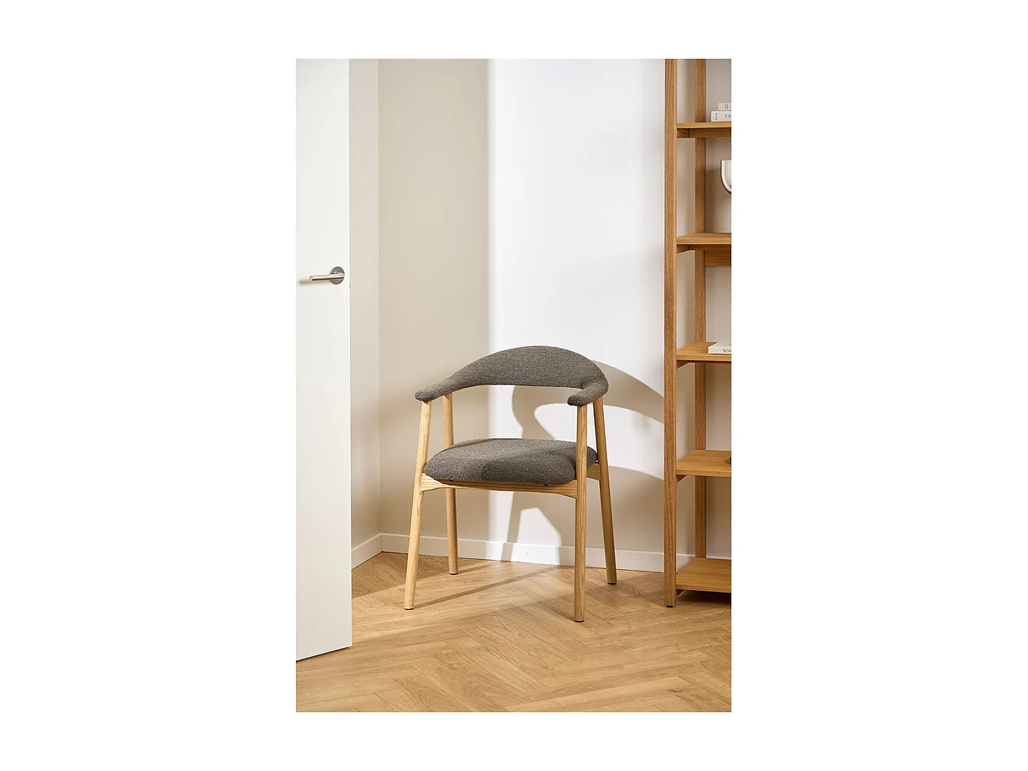 Addi chaise de salle à manger avec accoudoirs bouclé gris.