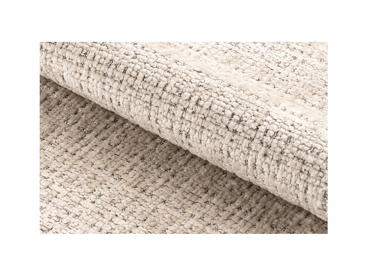 Sedia da pranzo Darlene con braccioli in ciniglia beige.