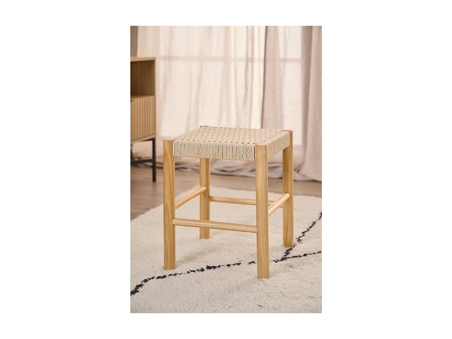 Sgabello Alvin in legno bianco.