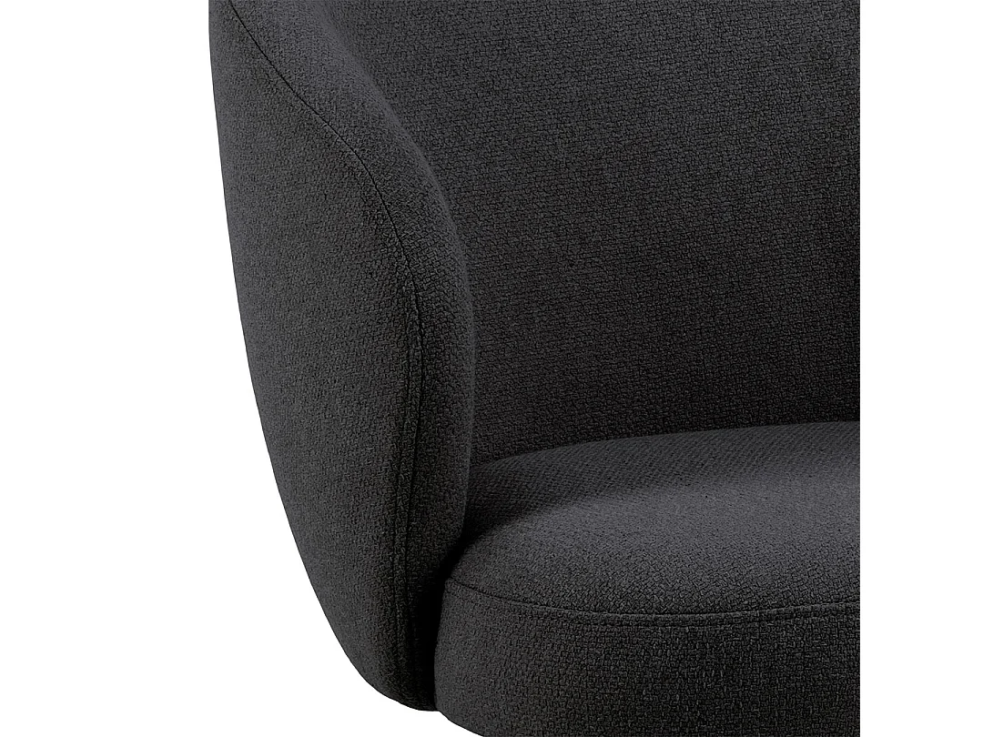 Sedia da pranzo Darlene con braccioli in tessuto grigio.