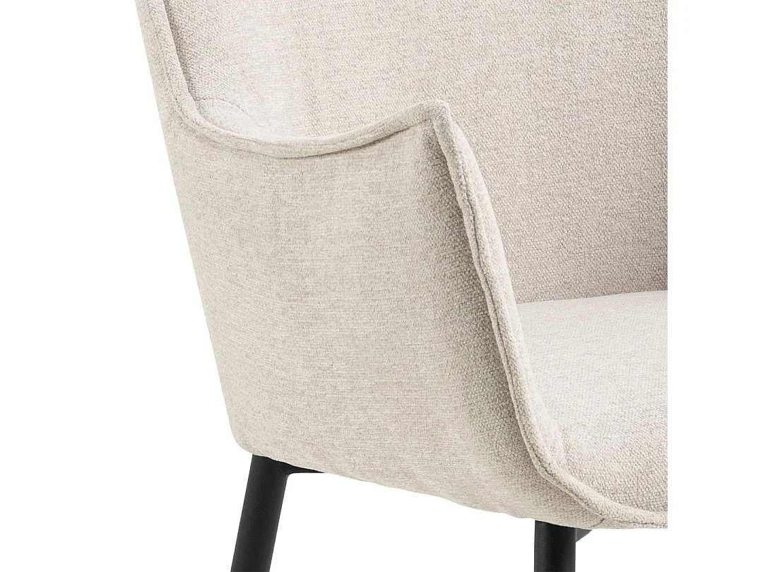 Sedia da pranzo Bonita con braccioli in tessuto beige.
