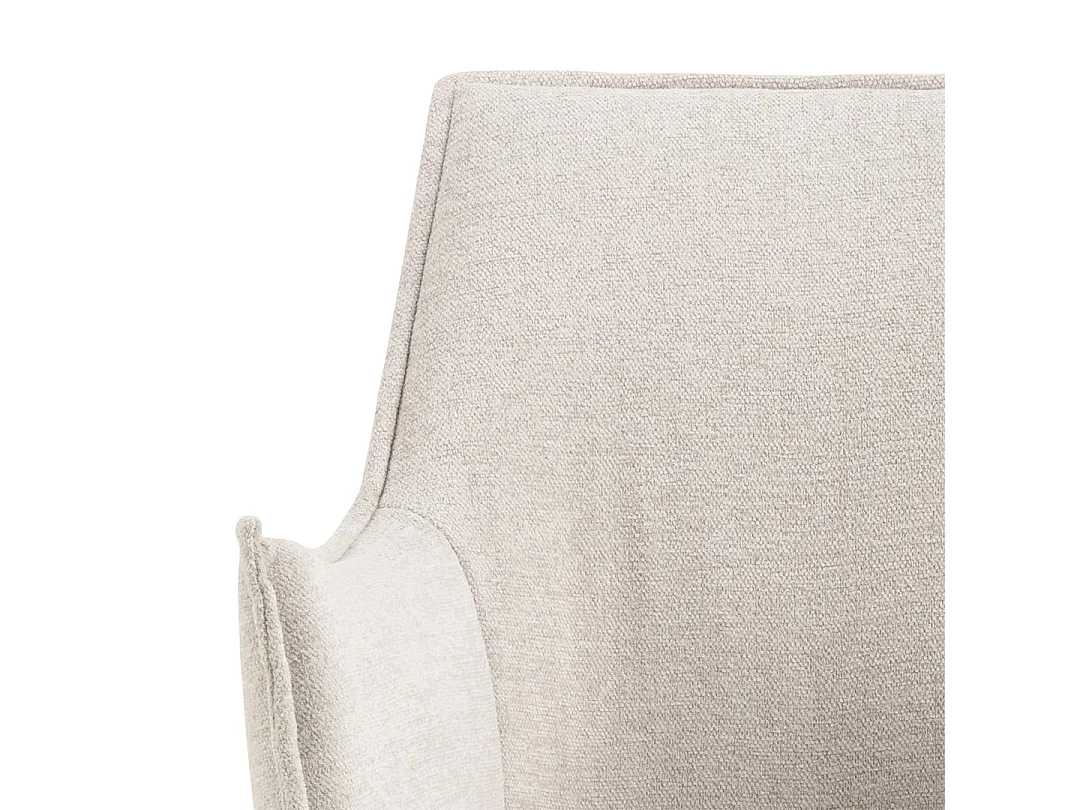 Sedia da pranzo Bonita con braccioli in tessuto beige.