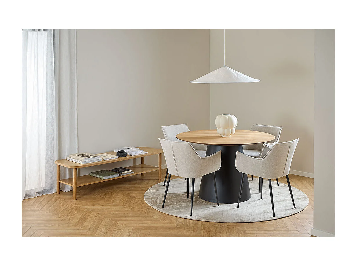 Sedia da pranzo Bonita con braccioli in tessuto beige.