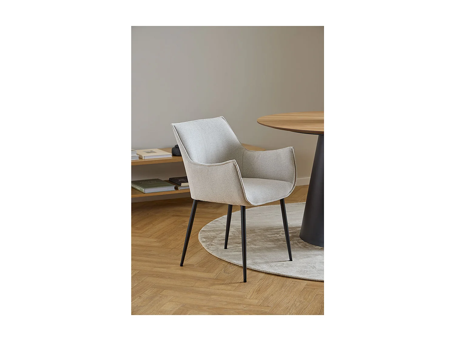 Sedia da pranzo Bonita con braccioli in tessuto beige.