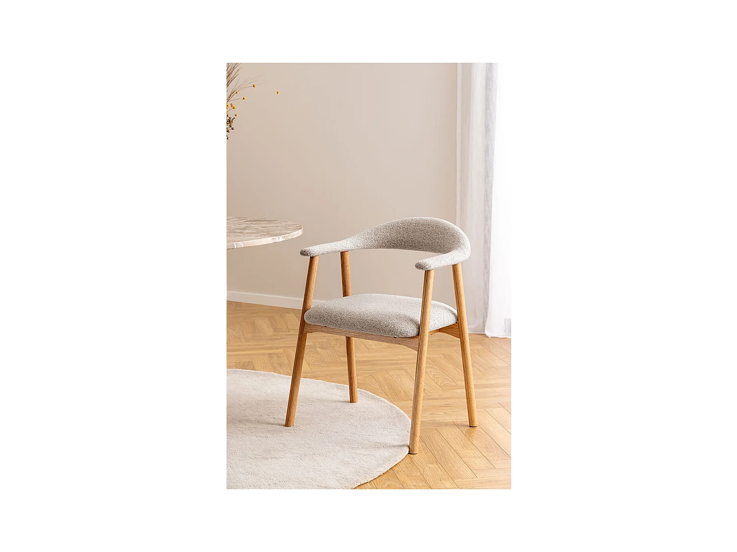 Addi chaise de salle à manger avec accoudoirs bouclé beige.