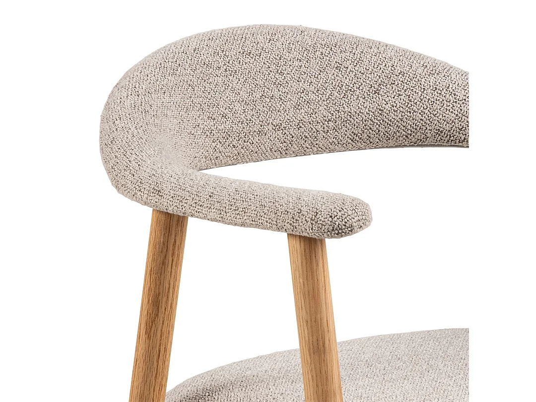 Sedia da pranzo Addi con braccioli bouclé beige.