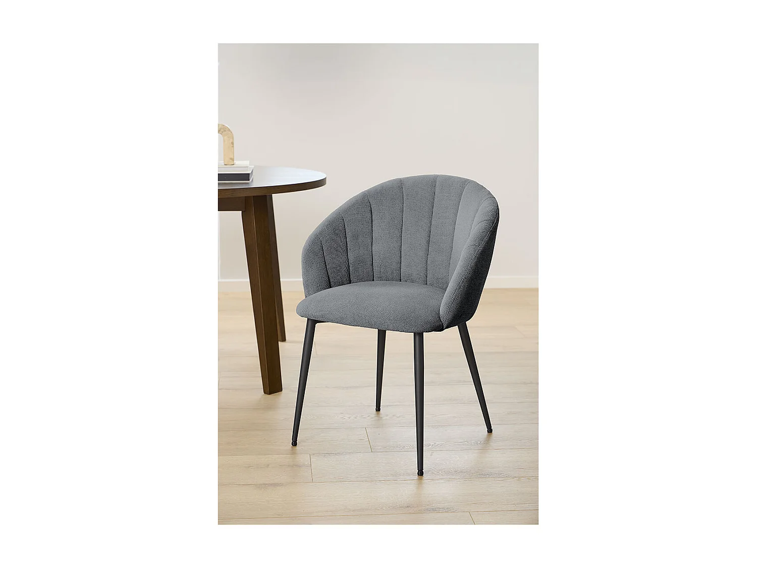 Sedia da pranzo Daniella con braccioli in tessuto grigio.