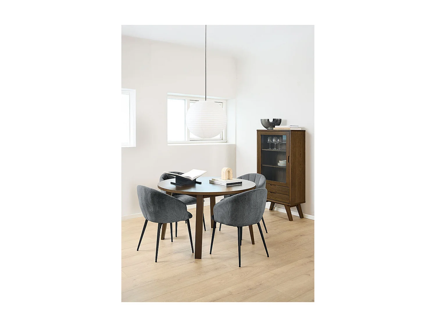 Sedia da pranzo Daniella con braccioli in tessuto grigio.