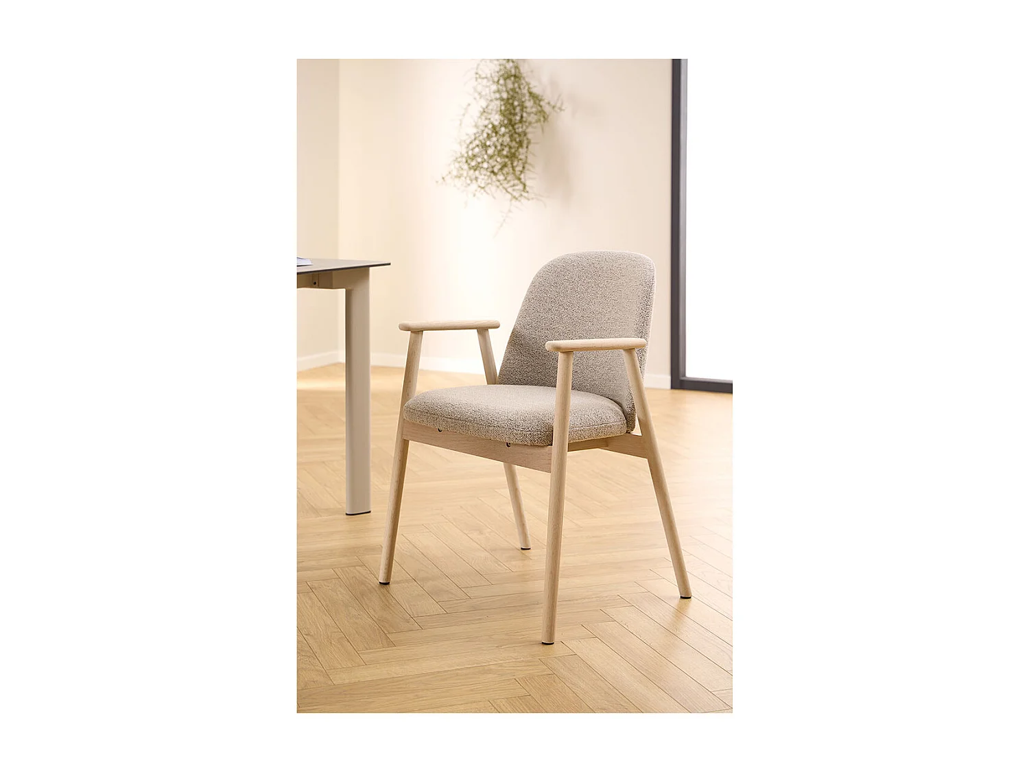 Sedia da pranzo Leo con braccioli bouclé beige.