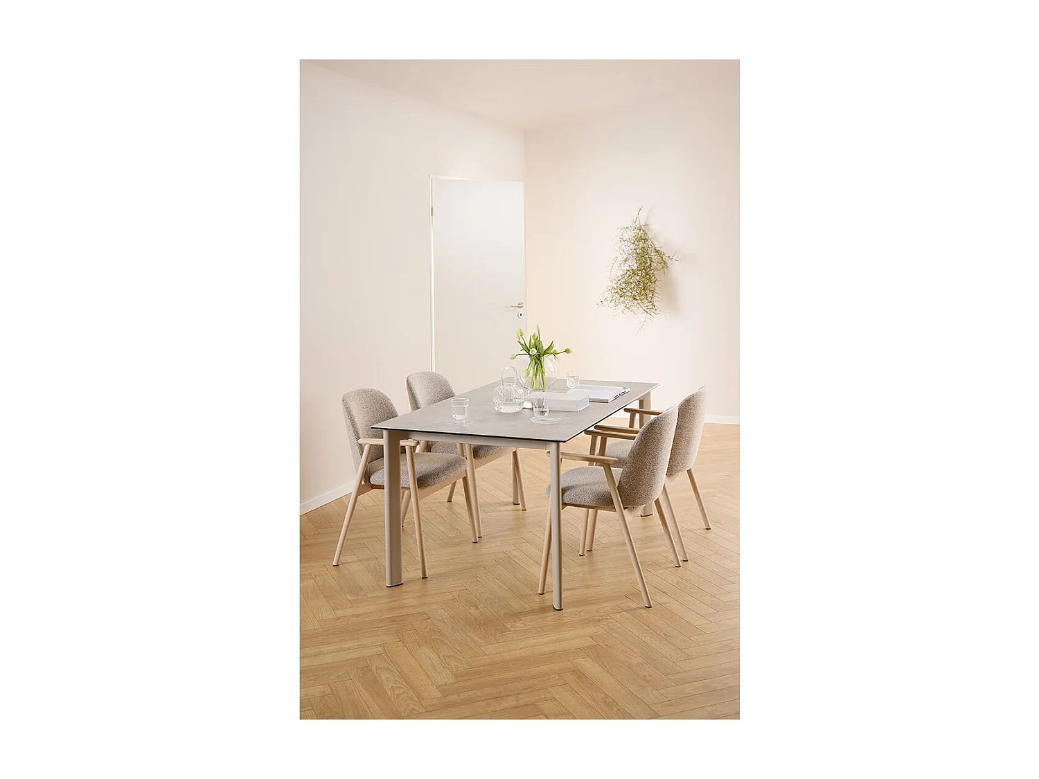 Sedia da pranzo Leo con braccioli bouclé beige.