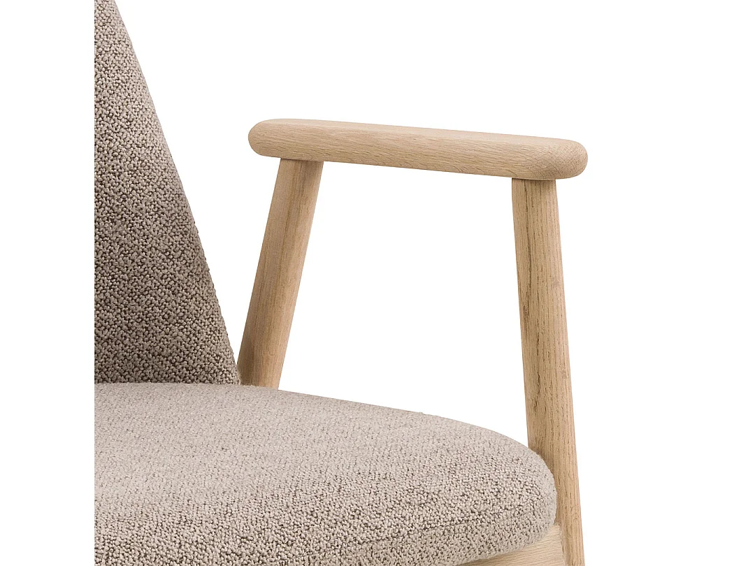 Sedia da pranzo Leo con braccioli bouclé beige.