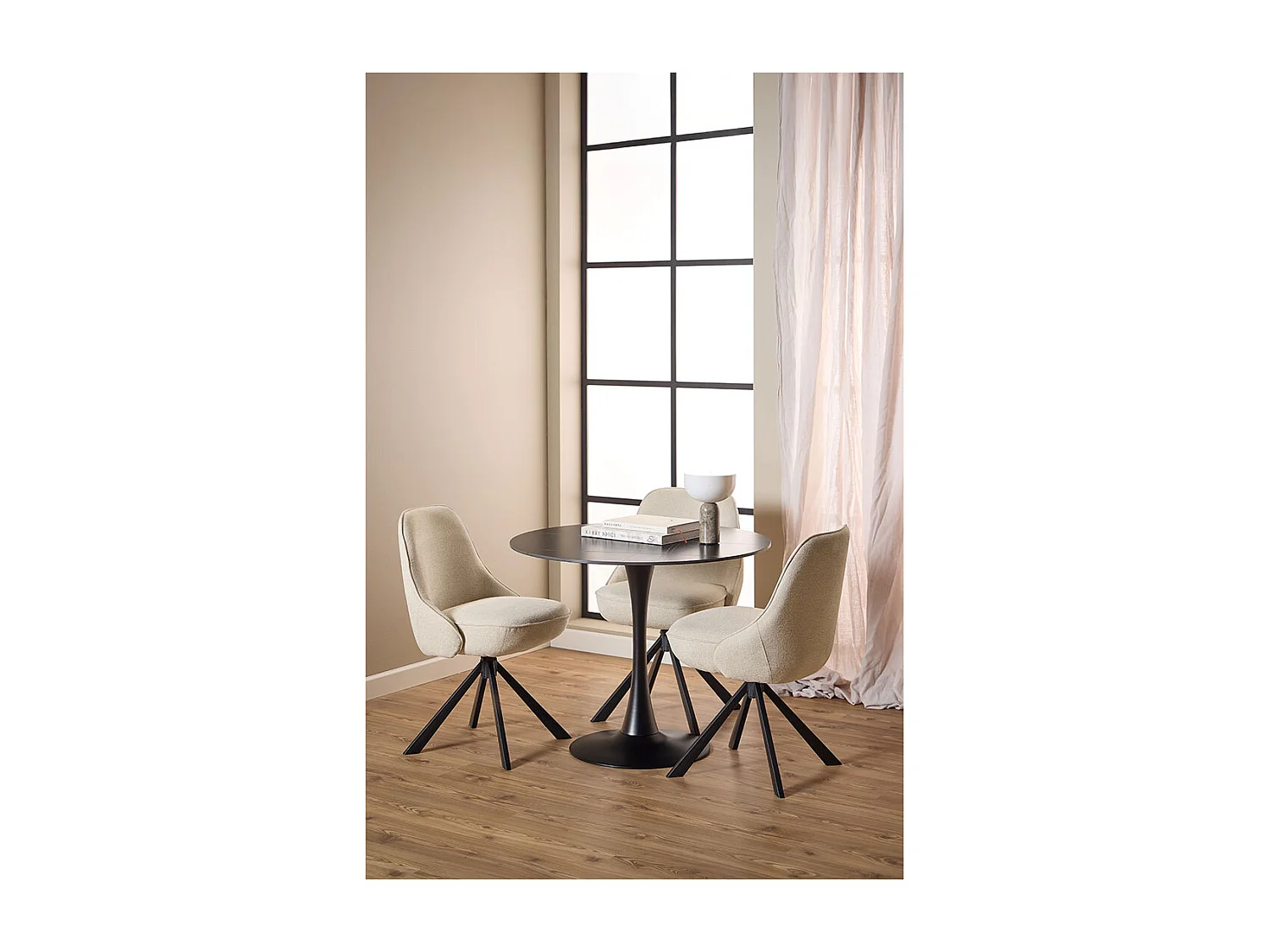 Sedia da pranzo Carlton girevole beige.