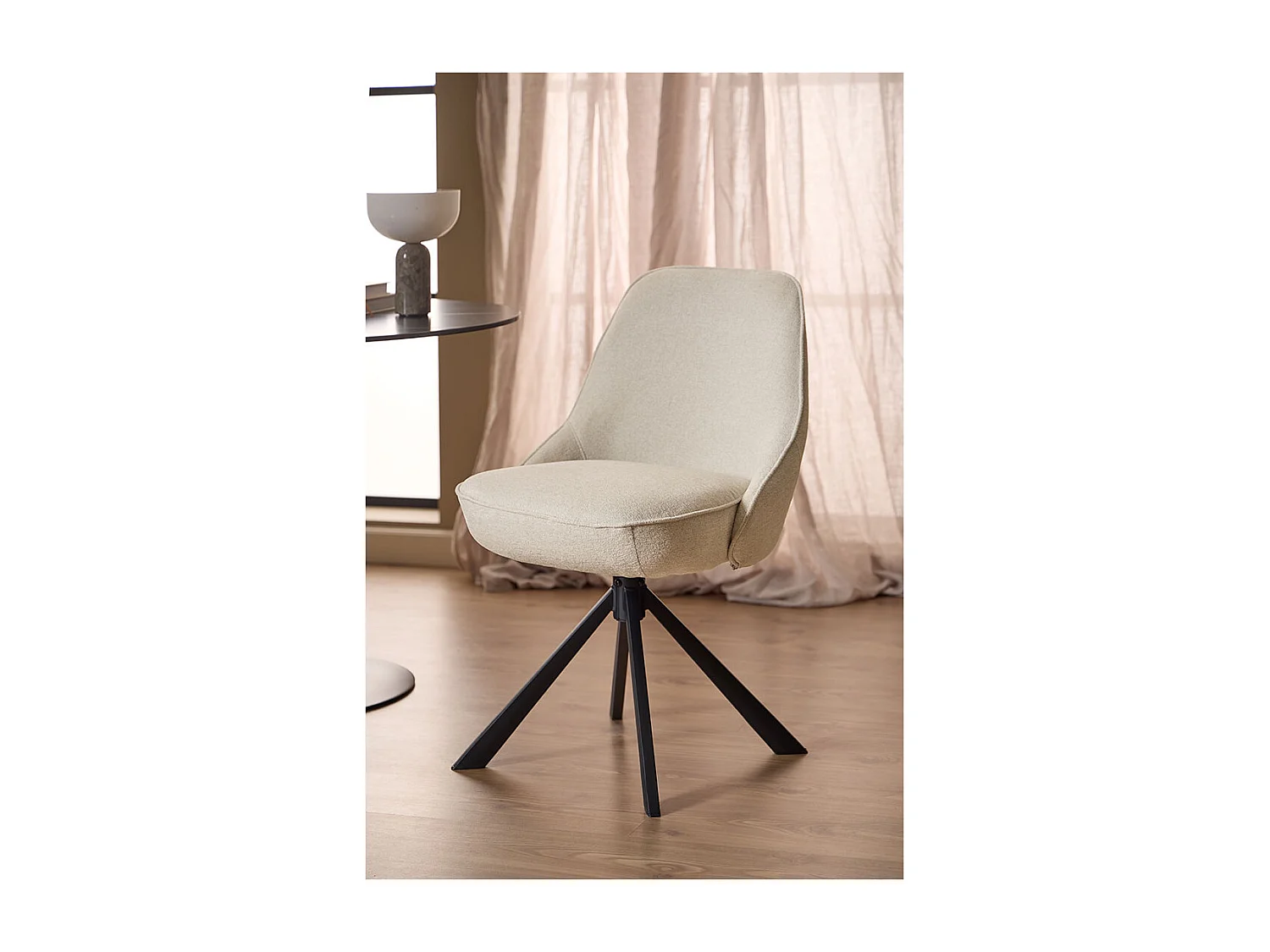 Sedia da pranzo Carlton girevole beige.