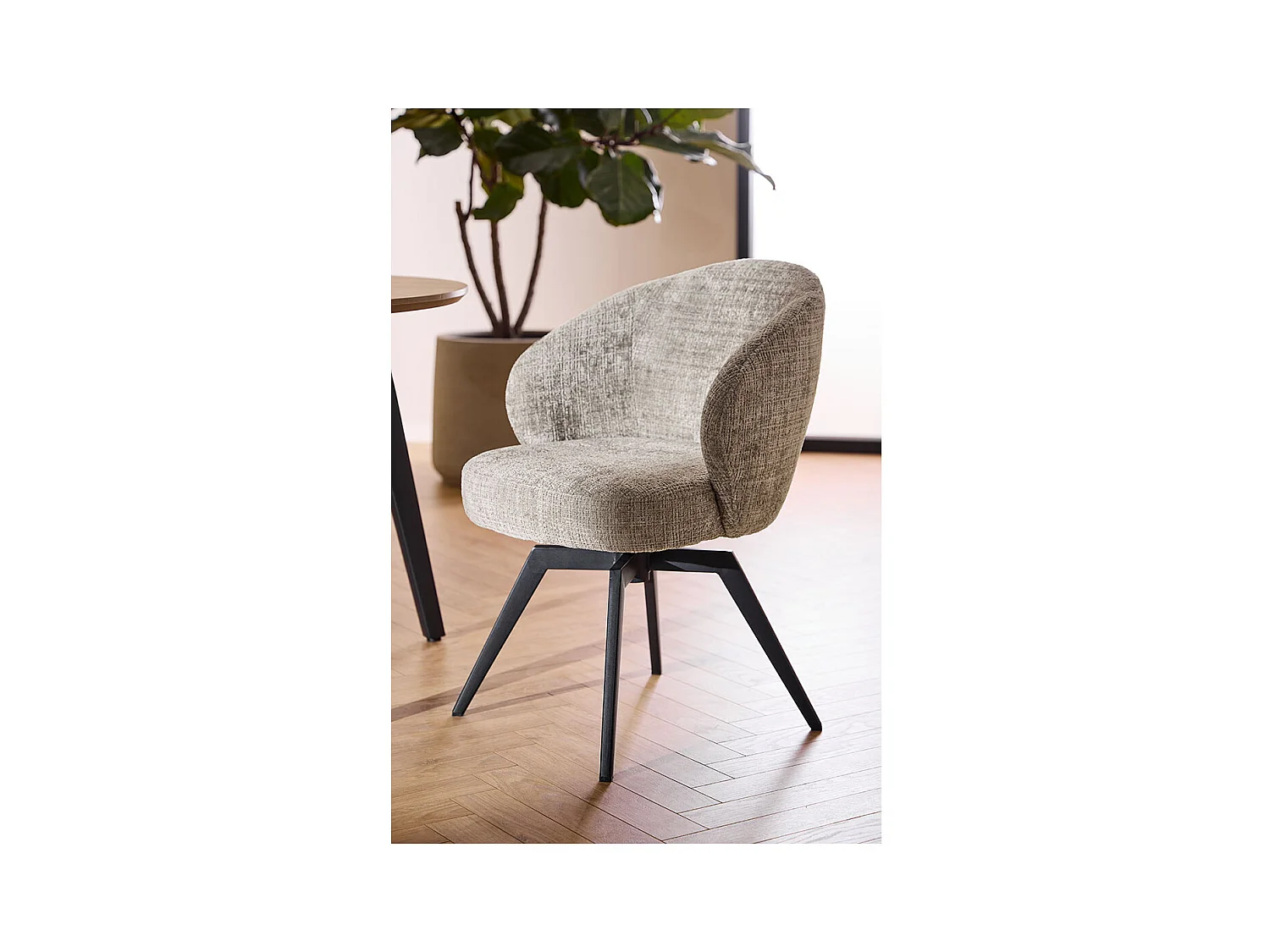 Catalina eetkamerstoel met armleuning chenille grijs.