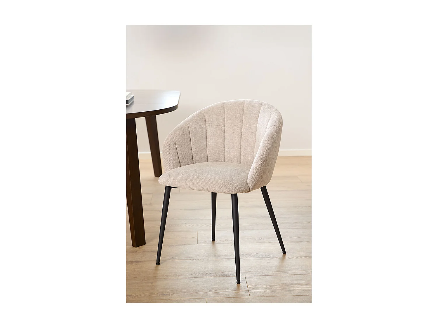 Daniella Esszimmerstuhl Mit Armlehnen Stoff beige.