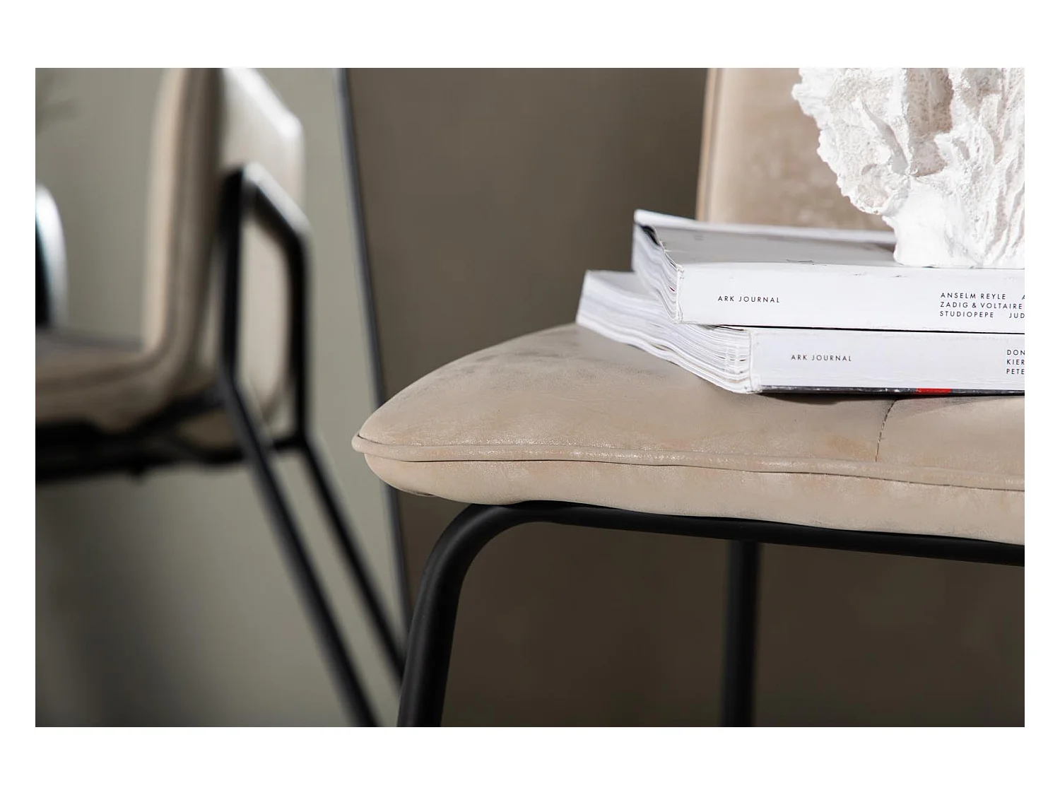 Sgabello da bar Bisbee beige.