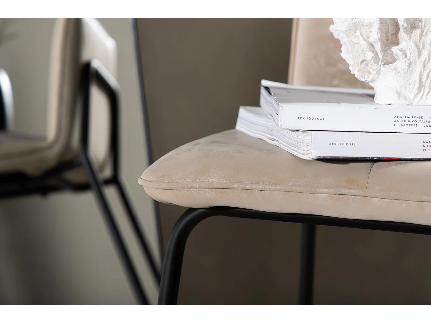 Sgabello da bar Bisbee beige.