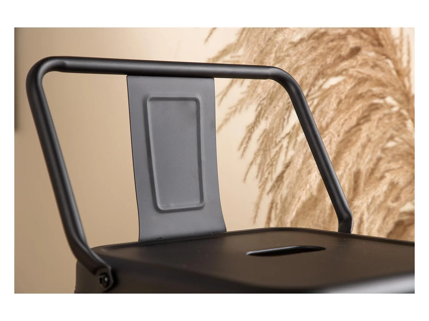 Tempe Flat tabouret de bar avec dossier, métal noir.