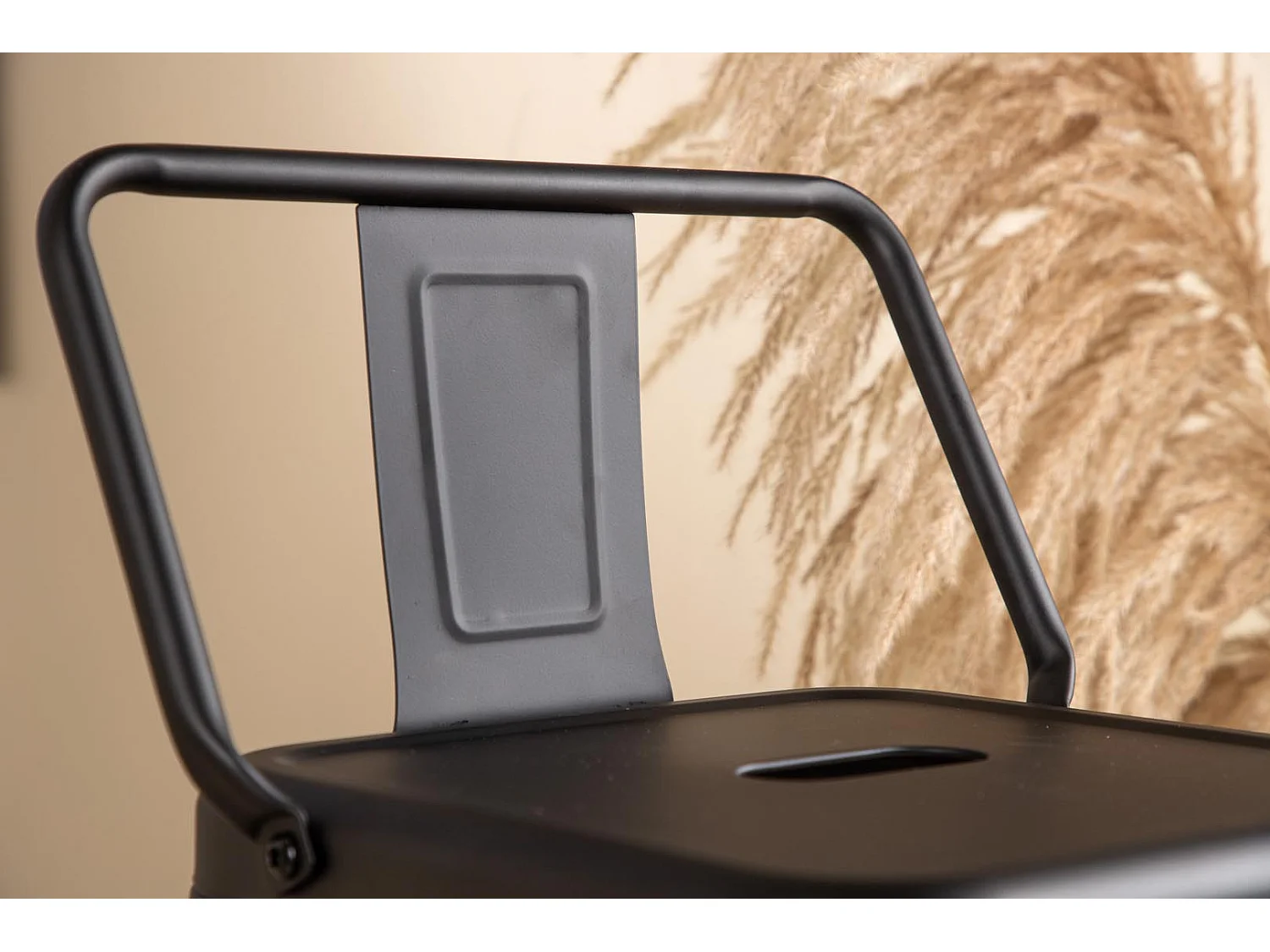 Tempe Flat tabouret de bar avec dossier, métal noir.