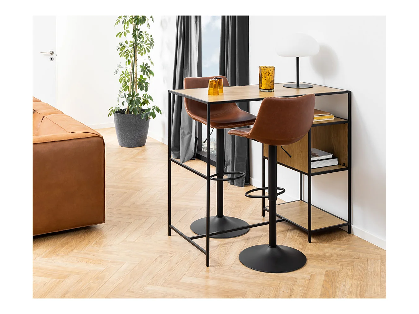 Oregon Tabouret de bar avec pied de trompette, surpiqûres contrastées beige, marron, noir.