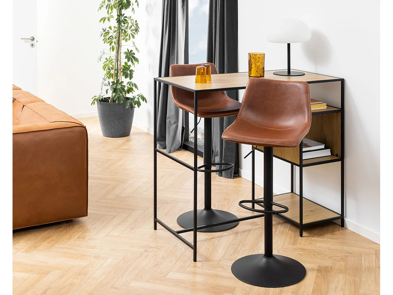 Oregon Tabouret de bar avec pied de trompette, surpiqûres contrastées beige, marron, noir.