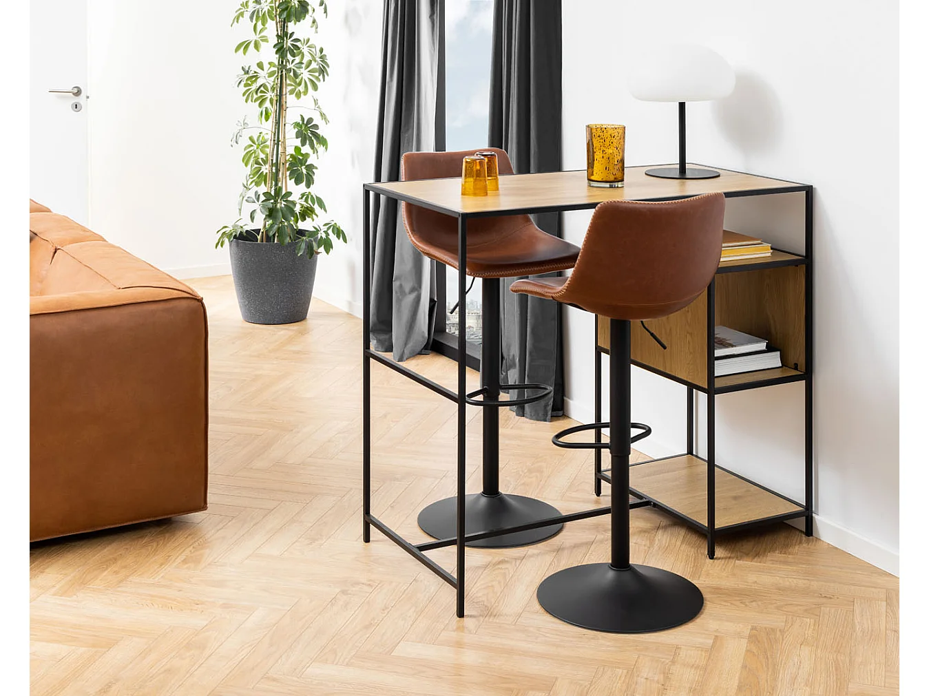 Taburete de bar Oregon con pie de trompeta, costuras en contraste beige, marrón, negro.