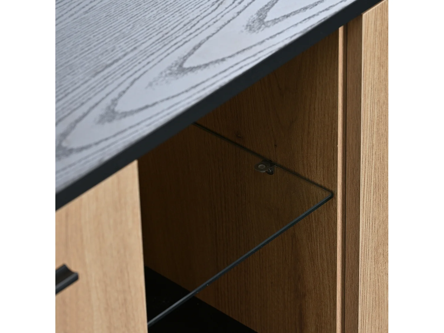 Meuble TV noir et couleur bois naturel, avec 3 portes, 2 compartiments ouverts et 1 tiroir, avec LED