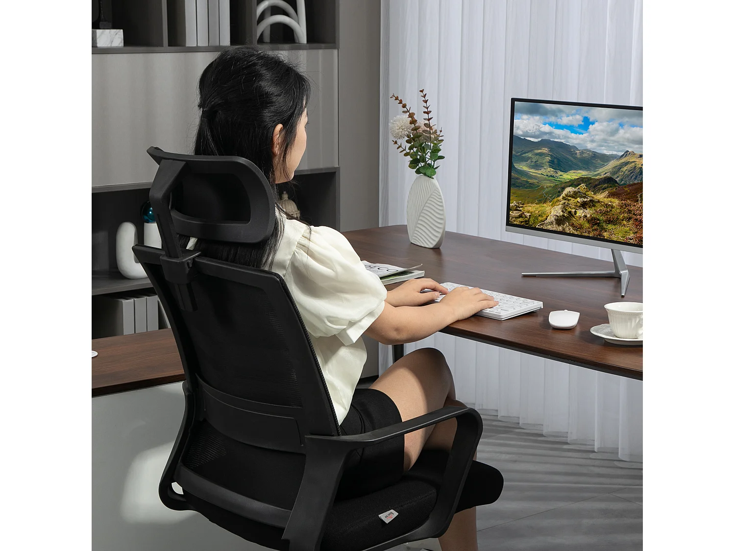 Ergonomischer Bürostuhl mit Armlehnen, verstellbarer Kopfstütze, Netzgewebe, schwarz