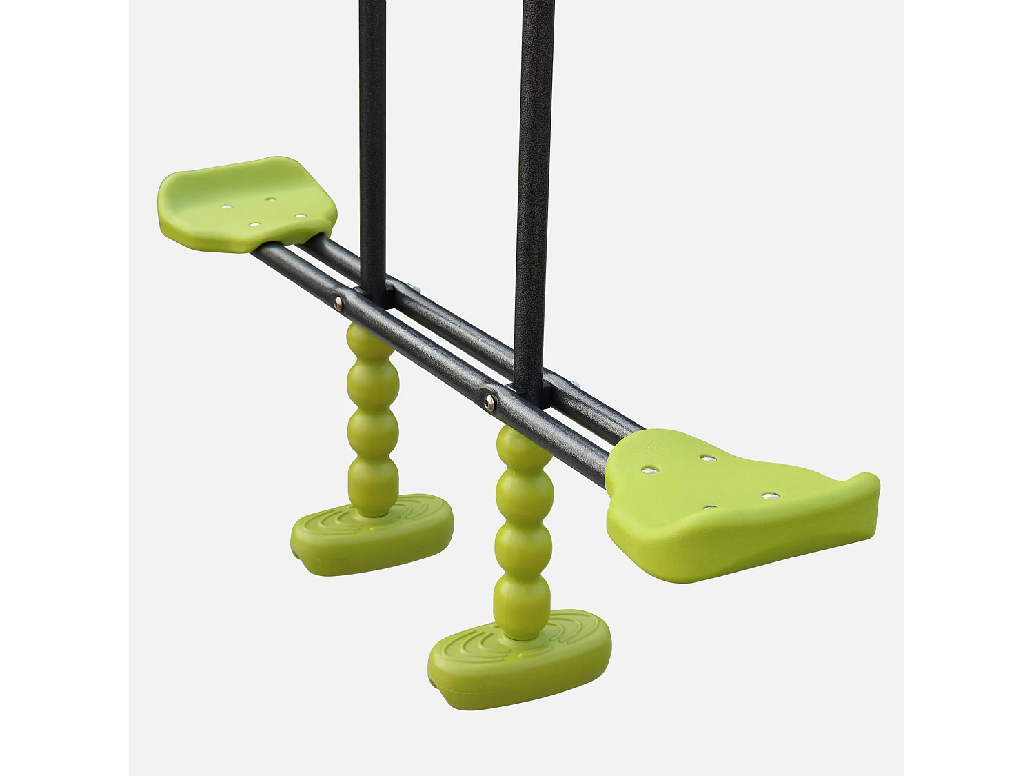 Columpios de parque infantil verde