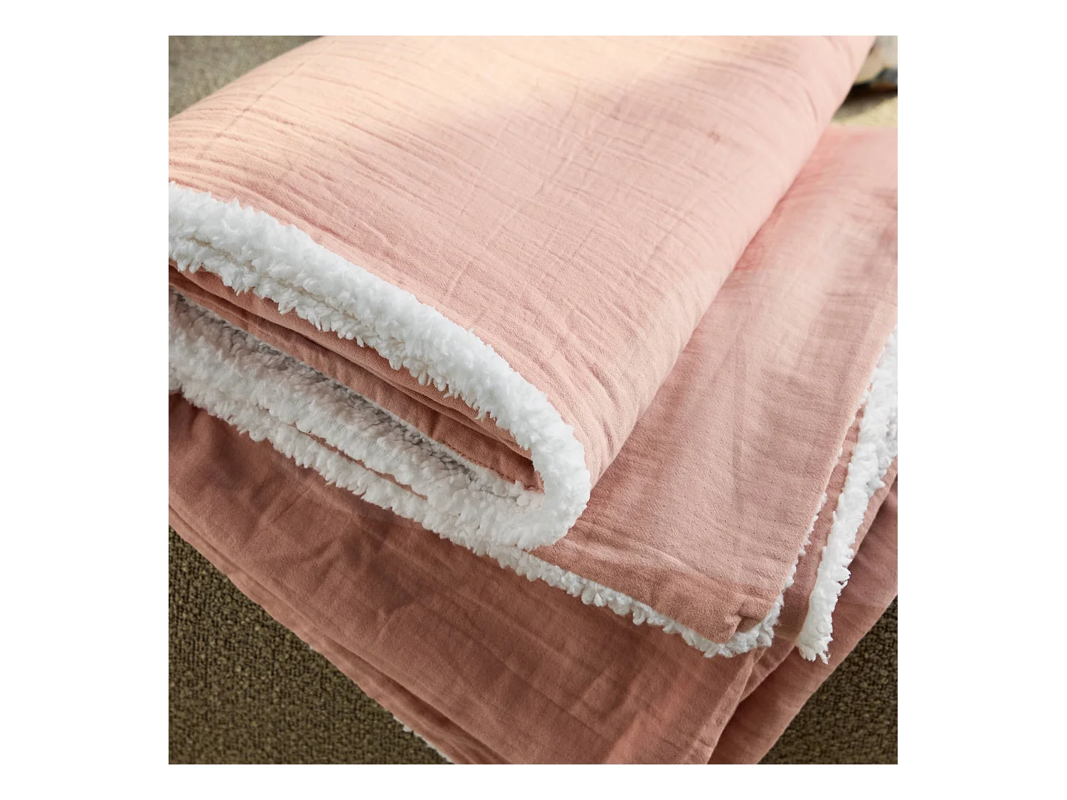 Plaid sherpa et gaze de coton 130 x 170 cm pêche. ALIX. bi-matière
