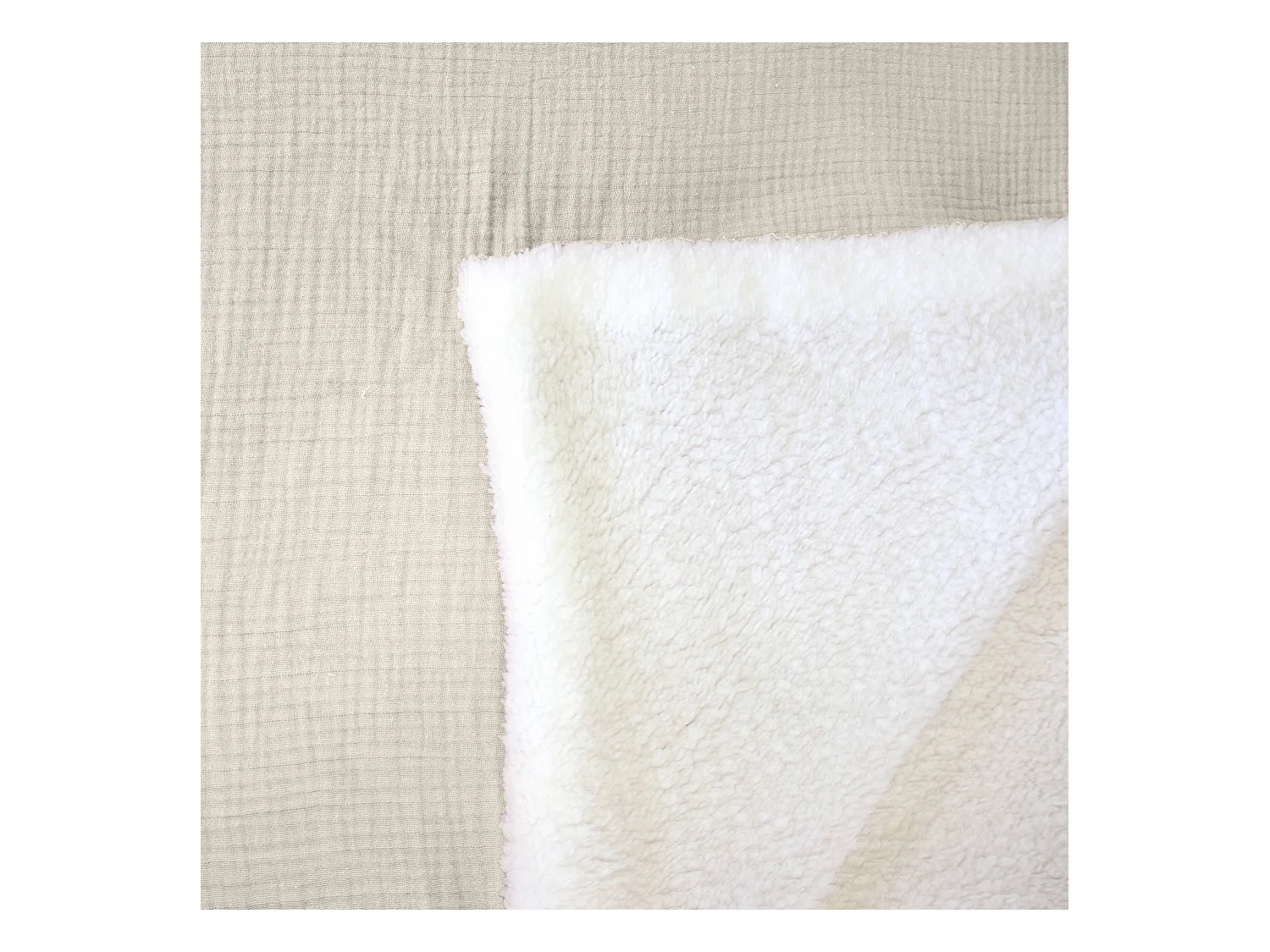 Plaid sherpa et gaze de coton 130 x 170 cm galet. ALIX. bi-matière