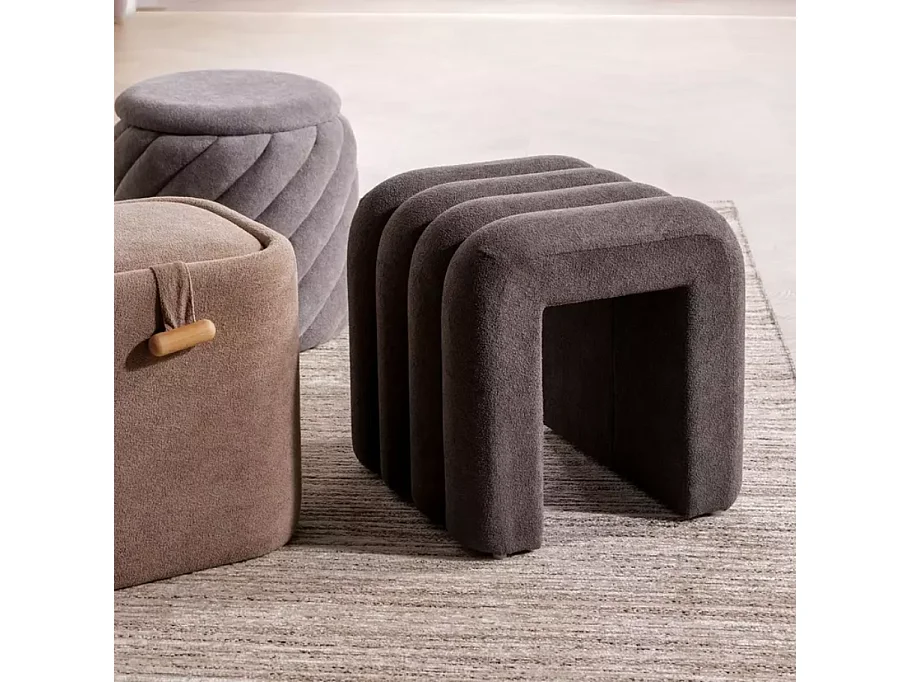 Pouf en tissu gris au design ondulé moderne avec assise confortable NENUP