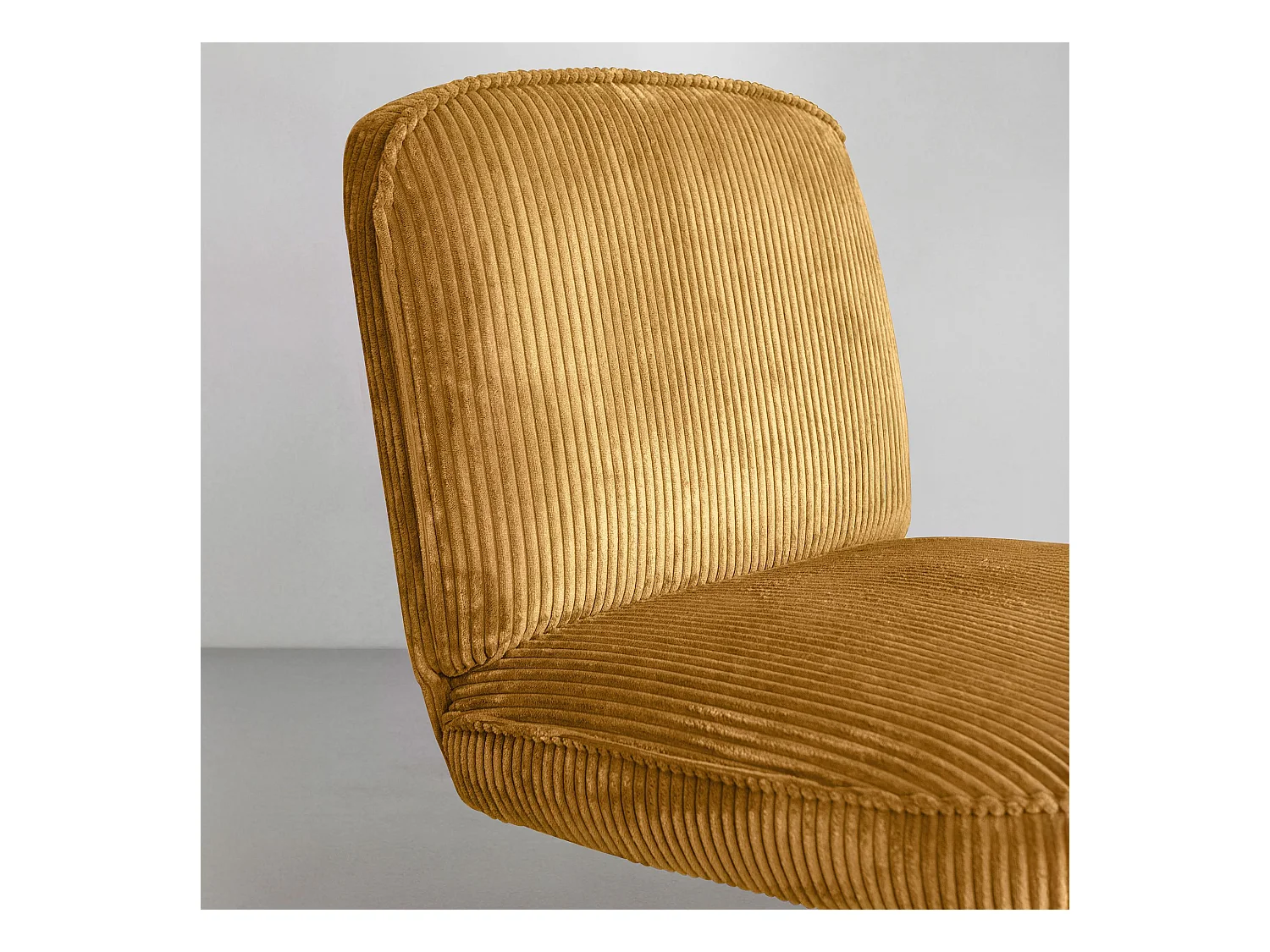 Now's Home - Fauteuil Pivotant Velour Cotele Safran Pied Metal Noir 62x74x75cm Funky