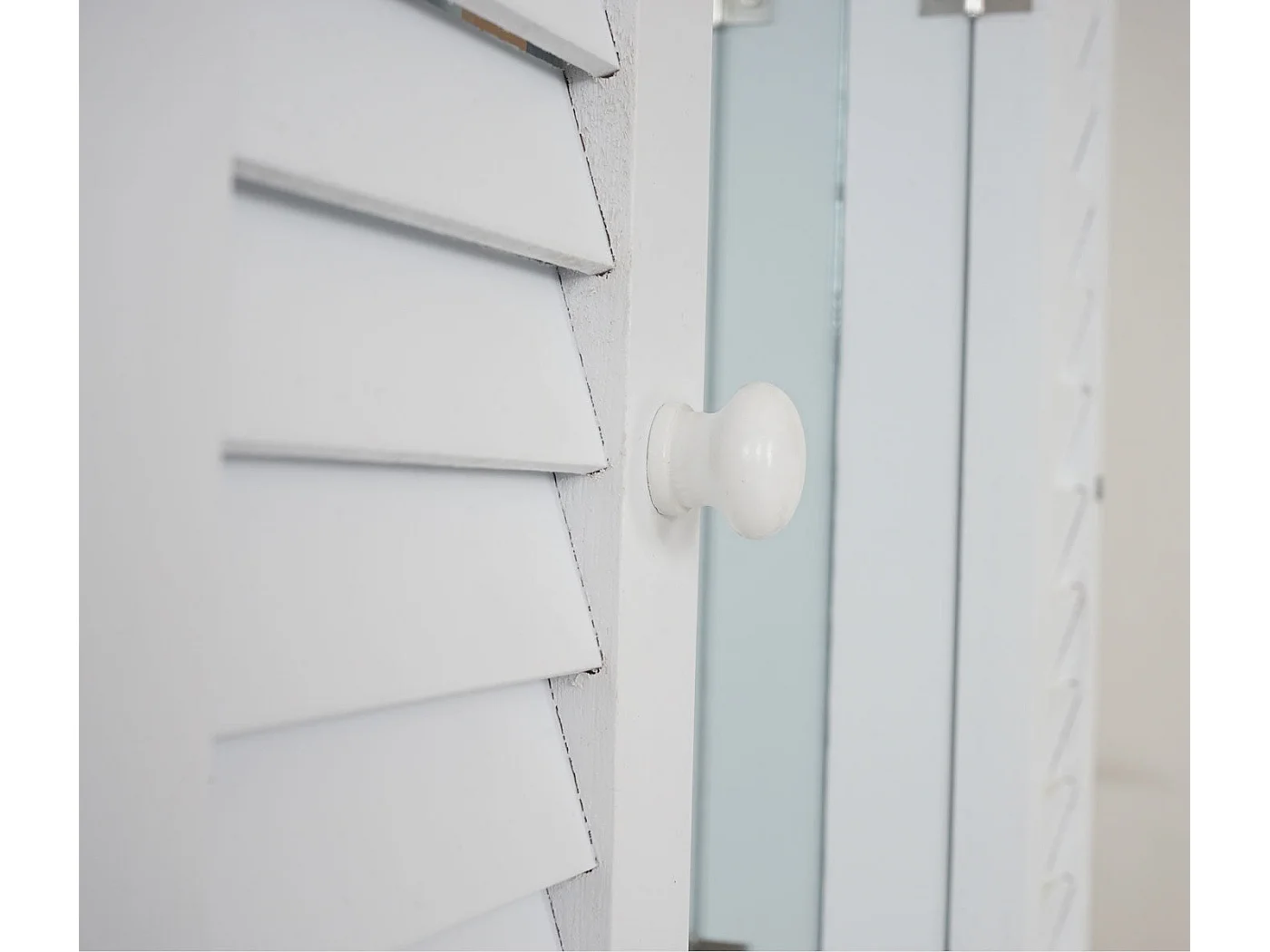 Miroir mural design fenêtre effet bois blanche 42 x 5 x 53 cm 04_0003704