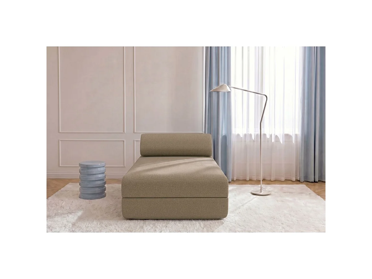Chaise longue convertible en tela lisa de color marrón.