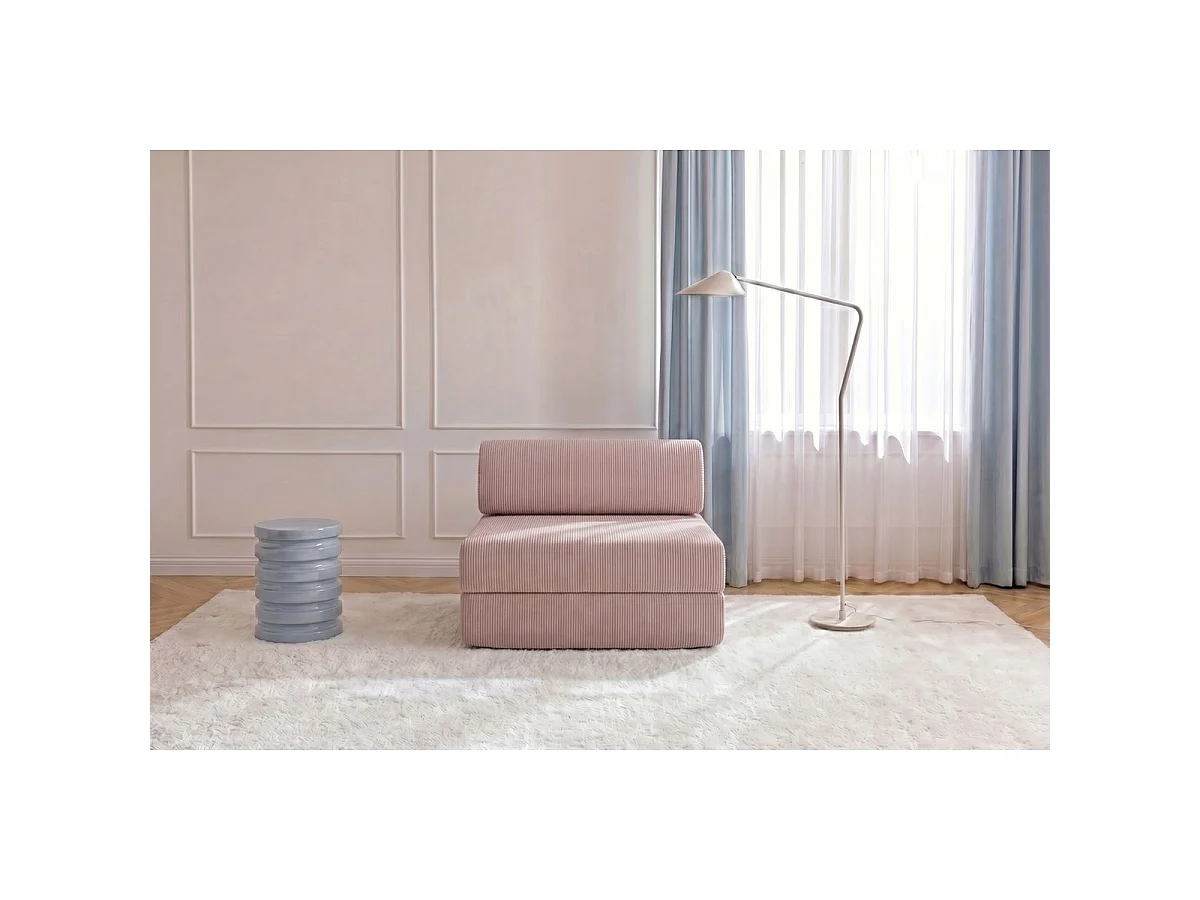 Lichtroze corduroy fauteuil die omgebouwd kan worden tot fauteuil