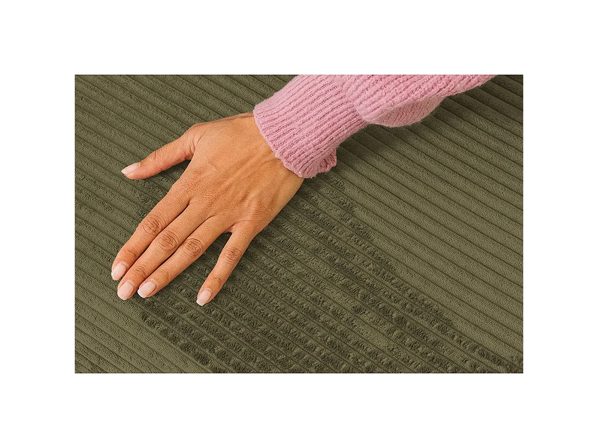 Groene corduroy fauteuil, geschikt om mee te ontspannen