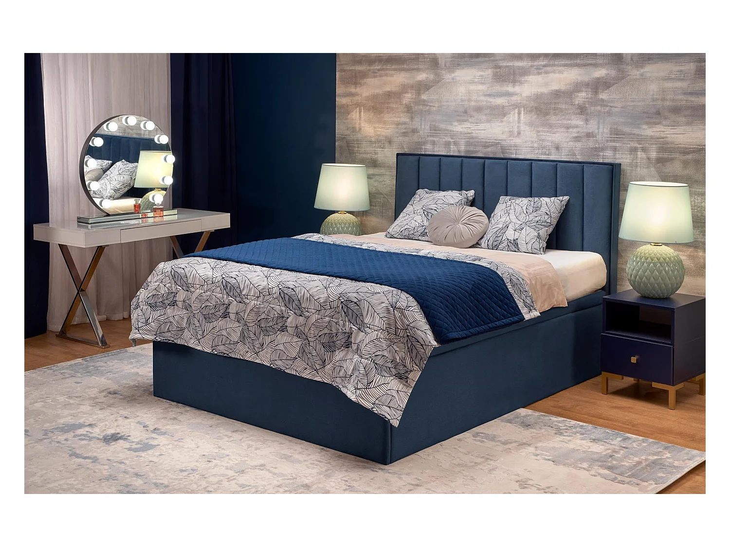 Lit en tissu bleu 160 x 200 avec tête de lit et coffre de rangement Peony