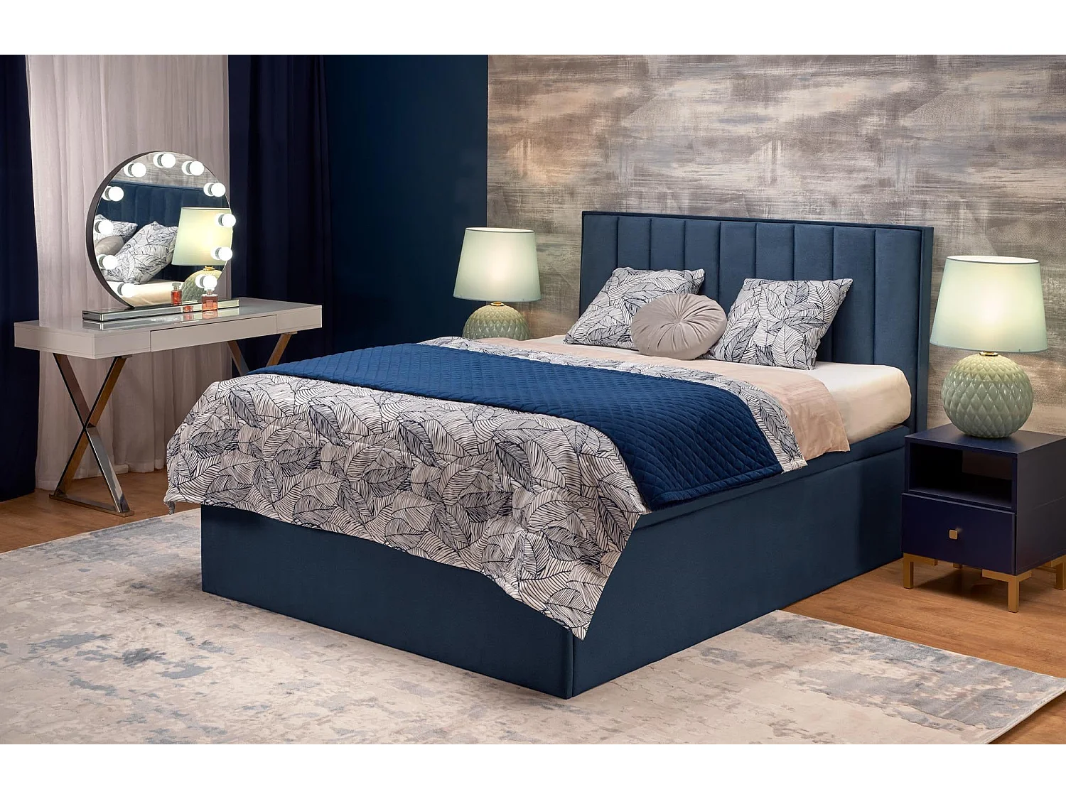 Lit en tissu bleu 160 x 200 avec tête de lit et coffre de rangement Peony